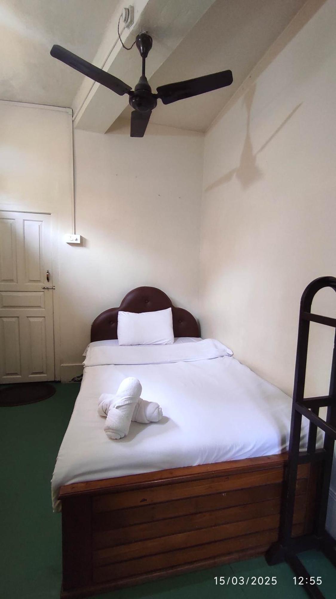 Baba Tourist Lodge Shillong Exterior foto